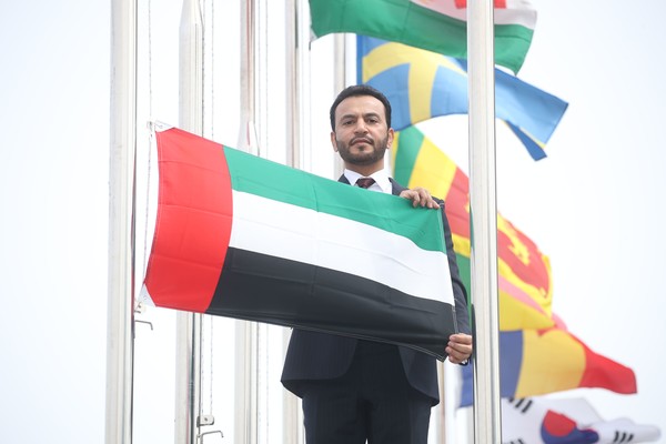 알 누아이미 주한 UAE 대사가 국제백신연구소(IVI) 본부에 UAE 국기를 게양하고 있다.