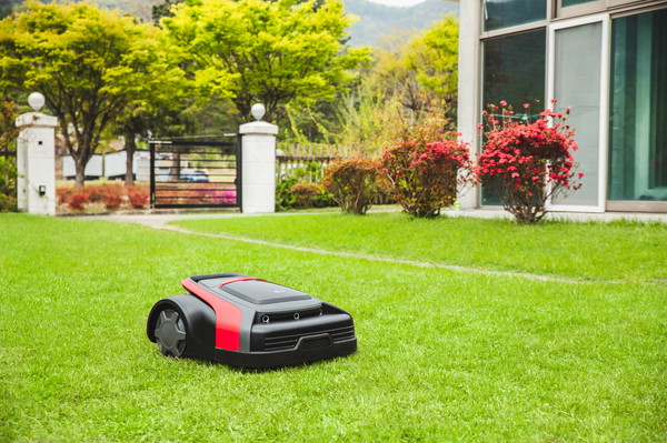 LG전자가 26일 출시하는 한국형 '잔디깎이 로봇'