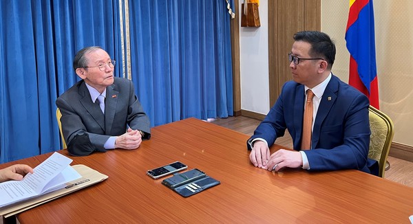 코리아포스트 이경식 발행인 (왼쪽)이 바트에르덴 몽골 환경부 장관(오른쪽)과의 인터뷰에서 한국과 몽골은 형제국가임을 강조하고 있다.