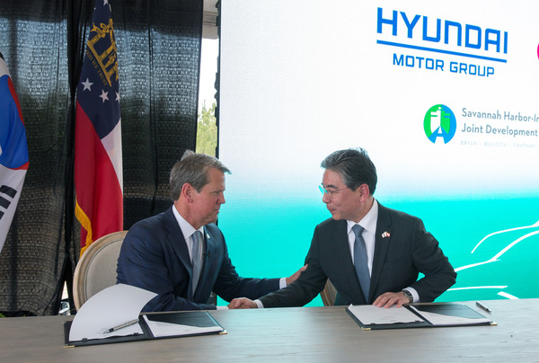 조지아주 브라이언 켐프(Brian Kemp) 주지사(왼쪽)과 현대자동차 장재훈 사장(오른쪽)이 투자협약에 서명후 악수하는 모습.