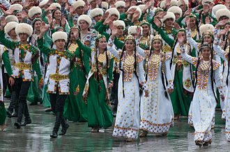 2011년 제20회 독립기념일 퍼레이드에서 민속 의상을 입은 투르크멘인들