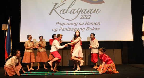 필리핀의 유명한 뱀부(대나무)댄스인  티니클링 댄스에 한국인이 참가해 공연팀과 함께 즐기고 있다. 