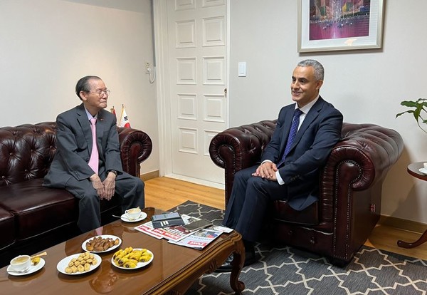 나비흐 엘 아베드 주한 튀니지 대사 (오른쪽)가 2022년 6월 22일 서울 소재 튀니지 대사관에서 코리아포스트 이경식 발행인과 단독 인터뷰를 하고 있다.