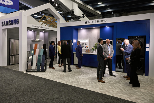 미국 샌프란시스코 모스콘 센터에서 개최된 글로벌 주택·건축박람회 '2022 PCBC' 삼성전자 부스에서 전시 관람객들이 삼성전자와 데이코 가전 제품들을 살펴보고 있다.