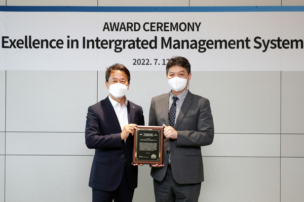 백정완 대우건설 대표이사(왼쪽)가 임성환 BSI Group Korea 대표로부터 12일통합경영시스템 인증 우수기업 Award를 수여받았다