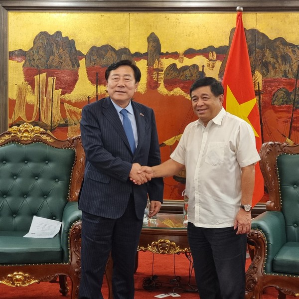 (왼쪽부터) 김기문 중기중앙회장/ 응우옌 찌 중 베트남 기획투자부 장관