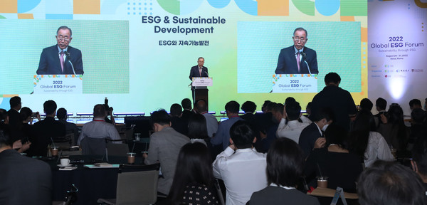  2022 글로벌 ESG 포럼 개최 - 반기문 前 UN 사무총장이 기조강연을 하고 있다.