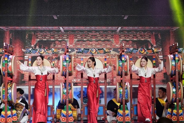 리셉션 장소에서 공연된 한국 북춤.