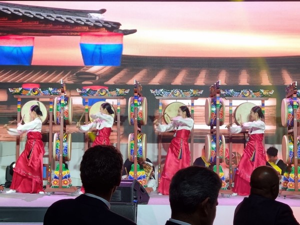 2022년 9월 23일 사우디아라비아 국경일 리셉션에서 진행 중인 한국의 북춤 공연.