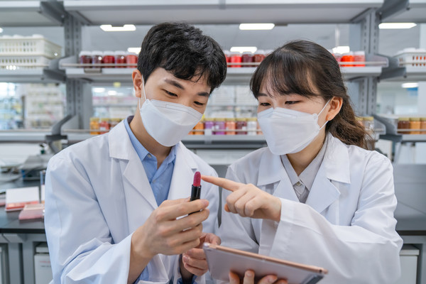  한국콜마 메이크업연구소의 연구원들이 립 화장품 연구를 진행하고 있다.