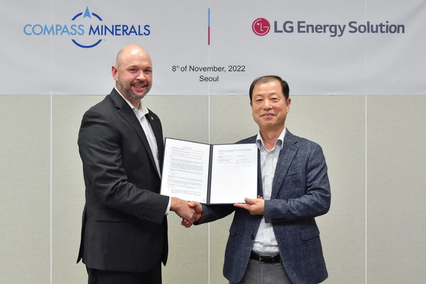 LG에너지솔루션이 미국 컴파스 미네랄과 탄산리튬 공급에 대한 계약을 체결했다. (사진오른쪽부터) LG에너지솔루션 김동수 전무, 컴파스 미네랄 Chris Yandell 리튬사업부장