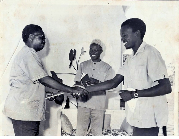1974년 탄자니아에서 "성스러운 희망"의 책 출간 중 탄자니아의 줄리어스 니에레레 대통령 옆에 서서 편집장과 악수하는 네투