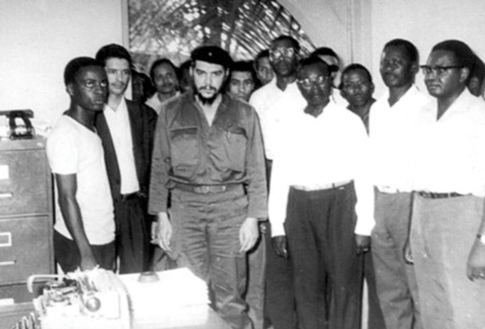 1975년 앙골라의 수도 루안다에서 네투의 승리의 입성