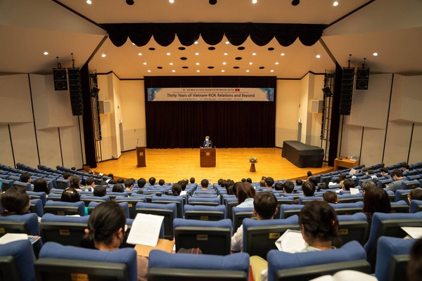 2022년 5월 18일 한국-베트남 수교 30주년을 기념하여 서울대학교 동양사학과 주최, 인문대학 주관으로 웬부둥 주한 베트남 대사 강연을 하고 있다. 