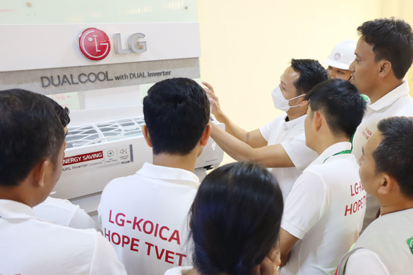 LG전자가 캄보디아 수도 프놈펜 센속 지역에 있는 LG-KOICA 희망직업훈련학교에서 가전 서비스 기술 특강을 진행했다. 지난 10일 희망직업훈련학교 교사들이 LG전자 서비스 엔지니어로부터 에어컨 제품 수리 방법에 대한 설명을 듣고 있다.