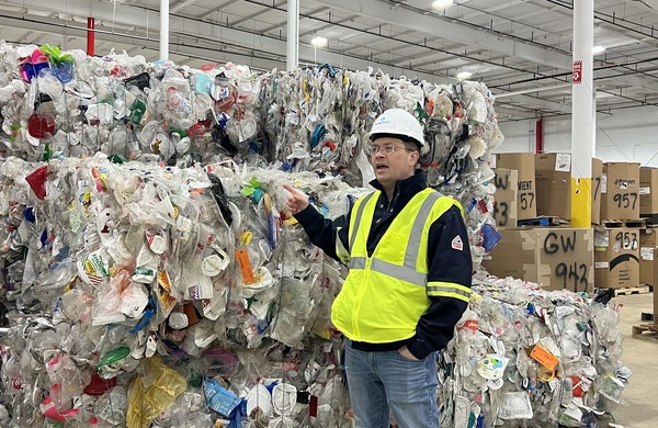 미국 PCT 더스틴 올슨 CEO가 초고순도 재생 폴리프로필렌(Ultra Pure Recycled PP)을 뽑아내는 화학적 재활용 기술에 투입될 폐플라스틱의 처리 과정을 설명하고 있다.