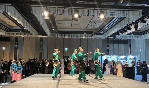 남성 무용수들도 말레이시아 민속춤을 선보여 관람객들에게 즐거움을 선사했다.