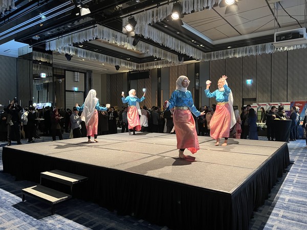 여성 무용수들도 말레이시아 민속춤을 선보여 관람객들에게 즐거움을 선사했다.