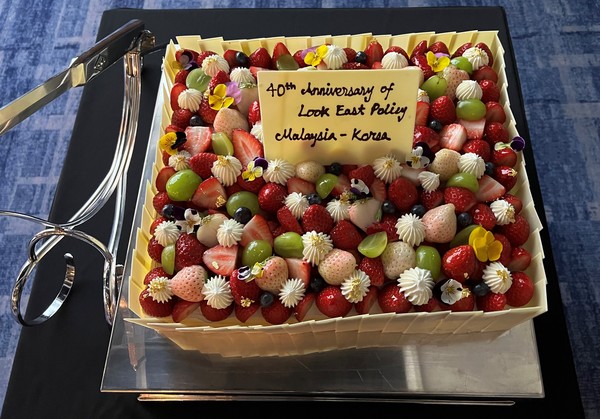 룩 이스트 정책 40주년을 기념하기 위한 큰 사이즈의 과일 케이크.