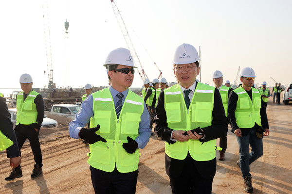 조승환 해양수산부 장관(오른쪽)과 백정완 대우건설 사장(왼쪽)이 이라크 알포(Al Faw) 항만 건설현장을 방문했다. 