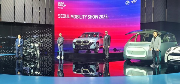 2023 서울모빌리티쇼 프레스 컨퍼런스에서 30일 가장 먼저 소개된 BMW코리아 임원들이 올해 소개될 신차앞에서 포즈를 취하고 있다.