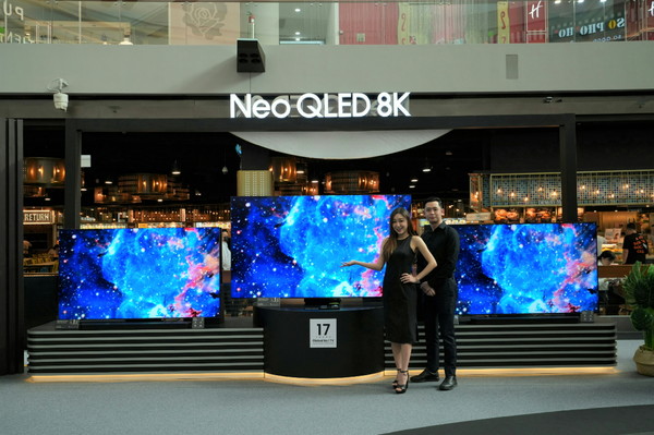 싱가포르 마리나 베이 샌즈에 마련한 삼성전자 TV 신제품 체험존에서 삼성전자 직원과 모델이 2023년형 Neo QLED 8K를 선보이고 있다. 