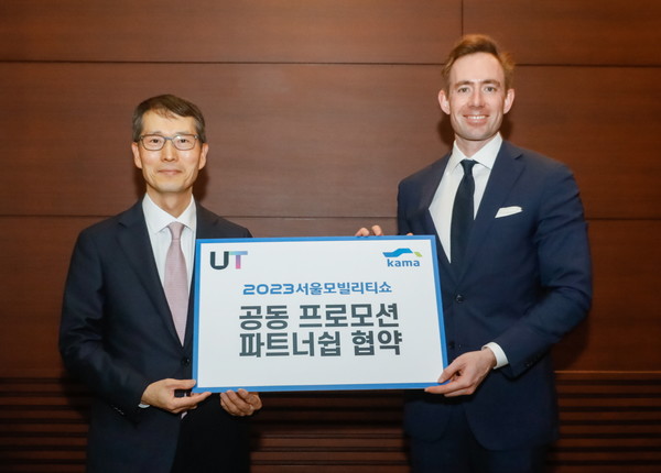 왼쪽부터 강남훈 한국자동차산업협회 회장, 톰화이트 우티 한국지사 대표  