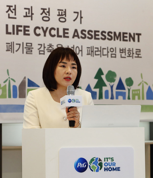 예현숙 한국P&G ESG 리더·대외협력본부 상무가 ‘2023 한국P&G 환경 지속가능성 기자간담회’에서 글로벌 소비자 인식과 P&G의 노력을 발표하고 있다.  