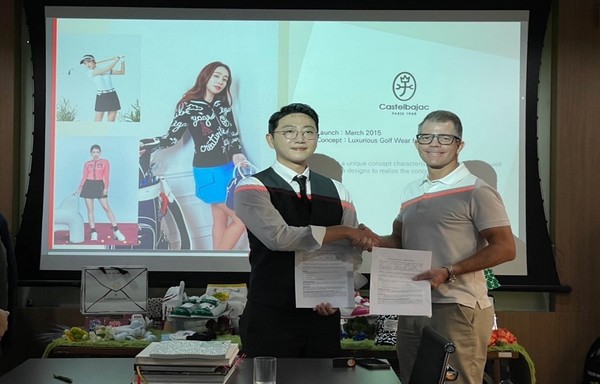 까스텔바작USA 이희광 대표(좌)와 센트럴그룹 스포츠 부문 총괄 다니엘 엠비(우, Head of Merchandise-Hardware & Equipment, CRC sports)가 태국 방콕에서 MOU를 체결하고 악수를 하고 있다.