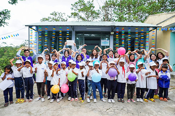 효성이 지난 7일 급여나눔을 통해 베트남 초등학교에 도서관을 기증하고 완공식을 진행했다