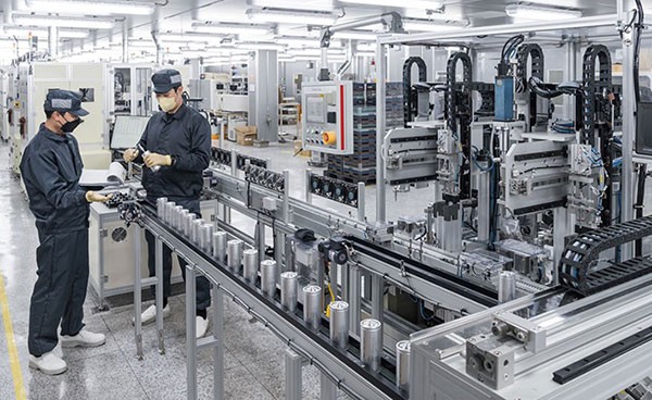 LS머트리얼즈 직원들이 경기도 군포 공장에서 커패시터를 생산하고 있다.