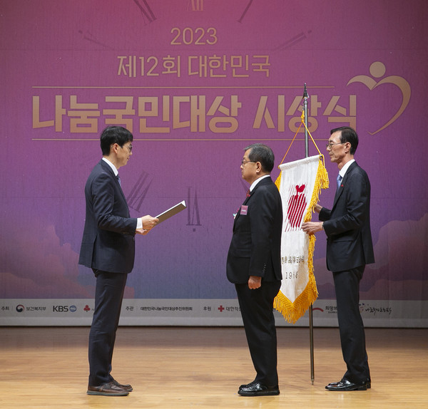 2023 대한민국 나눔국민대상 시상식에서 동서식품 김광수 사장(오른쪽)이 대통령 표창을 수상하고 있다.사진=동서식품