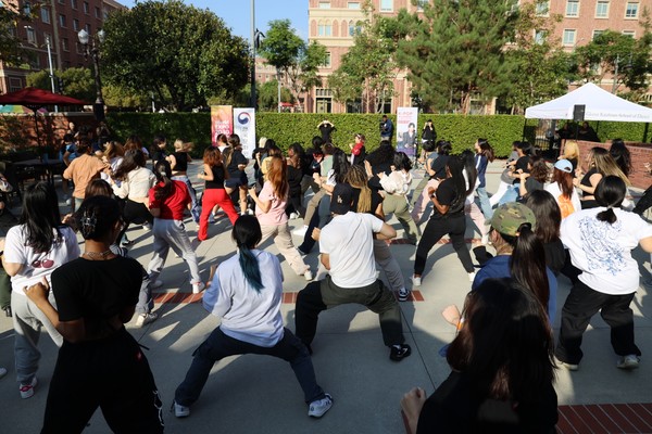 마지막 날 K-POP 릴레이 댄스 시간 (사진 : LA 한국 문화원 제공)