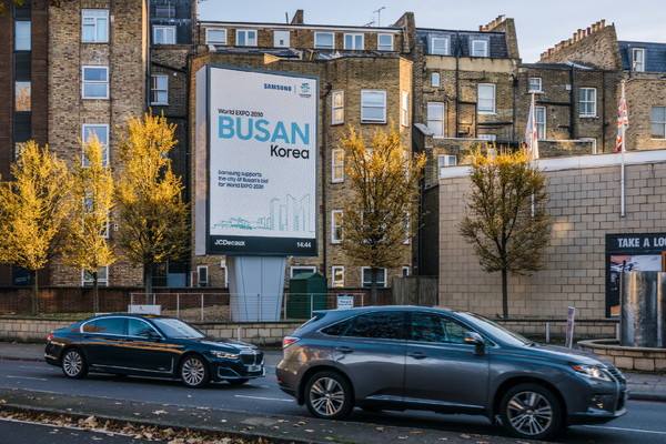 런던의 명소, 차량 이동이 많은 주요 도심에 부산엑스포 옥외광고가 설치된 모습 (사진: 삼성전자 제공)