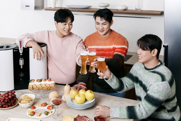 LG트윈스 소속 (왼쪽부터)김윤식, 오지환, 홍창기 선수와 LG홈브루가 함께하는 홈파티 화보컷 (사진: LG전자 제공)