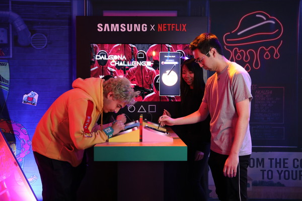 삼성전자는 넷플릭스가 미국 로스앤젤레스에 개장한 체험존인 '오징어게임: 더 트라이얼'의 공식 파트너사로 참여했다.