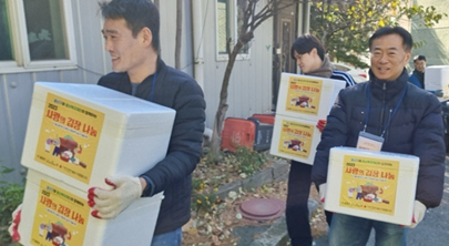그랜드 하얏트 서울 호텔은 지역사회의 어려운 이웃들이 따뜻한 겨울을 지내기를 바라는 마음을 담아 용산구 소외계층을 위한 다양한 봉사활동과 기부금을 전달했다.