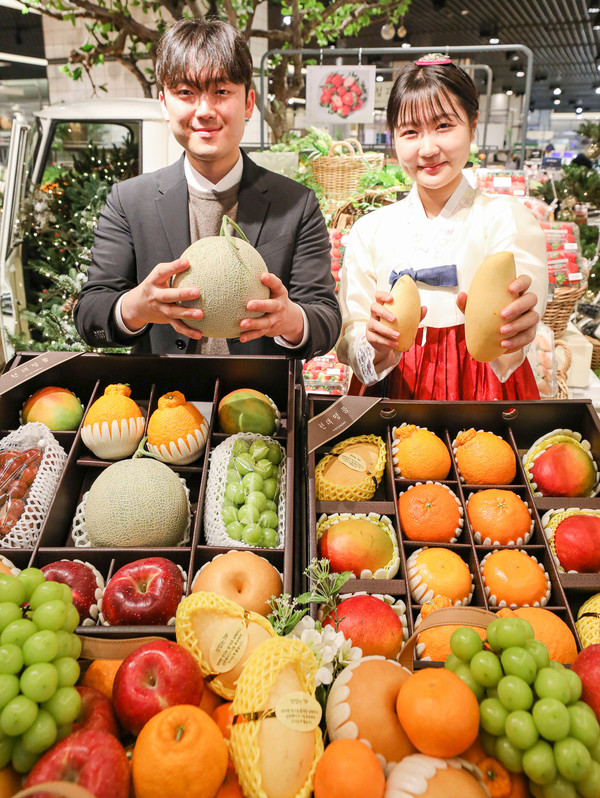  16일 오전 서울시 강남구에 위치한 현대백화점 무역센터점 지하1층 식품관에서 직원들이 '설 과일 선물세트'를 소개하고 있다.