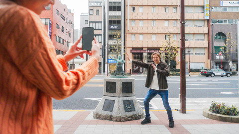 별도의 애플리케이션 다운로드 없이 즐길 수 있는 ‘도쿄 헌트! (TOKYO HUNT!)’는 도쿄 내에 지정된 4곳의 체크포인트를 실제로 방문해 AR카메라 기능을 활용, ‘헬로! 도쿄 프렌즈’의 캐릭터와 함께 기념 사진을 남길 수 있다