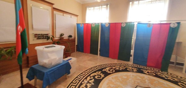 현지시각 9일 진행된 아제르바이잔 의회 선거가 진행된 가운데, 바쿠 시내 중학교, school number 401에 마련된 투표소의 모습. 이번 선거의 투표소 모습의 색상은 아제르바이잔 국기를 본따 만든 것으로 전해졌다.