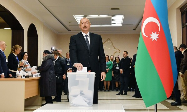 아제르바이잔 의회 선거에서 여당인 아제르바이잔당(YAP)이 압승을 거뒀다.  이번 선거 결과로  알리 예프 대통령을 비롯한 집권 여당의 정책이 탄력을 받게 됐다. 사진은 CEC에서 제공한 알리 예프 대통령의 투표 모습.