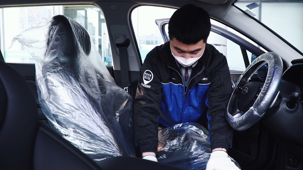 베이징현대 직원이 고객 차량 실내 소독서비스 준비작업을 하고 있는 모습