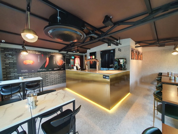 교촌에프앤비㈜가 새롭게 오픈한 카페형 매장 교촌치킨 사가정역점
