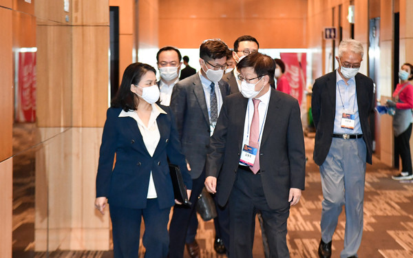무역협회 김영주 회장(오른쪽)과 산업부 유명희 통상교섭본부장(왼쪽)이 대화를 나누며 행사장에 입장하고 있다.