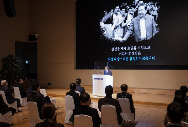 삼성전자가 2일 창립기념일(11월 1일)을 맞아 수원 삼성 디지털시티에서 창립 51주년 기념식을 개최했다.