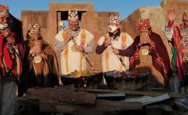 원시 마을 사람들과 함께 하는 티와나쿠의 어머니 지구를 위한 볼리비아의 전통적인 의식의 한 장면