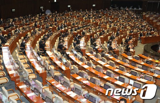 10일 오후 서울 여의도 국회에서 열린 본회의2020.12.10(출처:뉴스1)