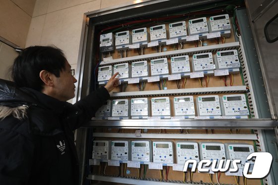 서울의 한 다세대주택에서 관리인이 전기 계량기를 살펴보고 있다.(출처:뉴스1)