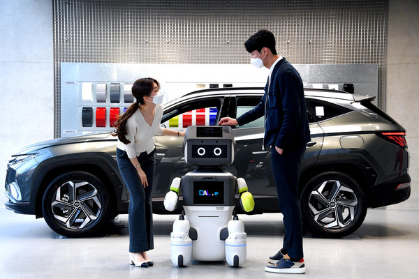 현대자동차그룹은 25일(월) 고객과 교감하고 소통하는 비대면 고객 응대 서비스 로봇 ‘DAL-e’를 최초로 공개하고, 현대차 송파대로지점(서울 송파구 소재)에서 고객 응대를 위한 첫 시범 서비스를 시작한다고 밝혔다.