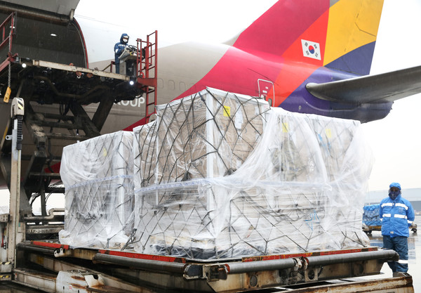 아시아나항공이 미국산 계란 긴급 수송에 나섰다.